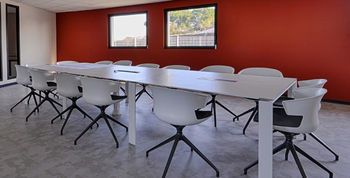 Salle de réunion aménagé après utilisation de logiciels 2D 3D pour projeter l'aménagement par Gobal Concept