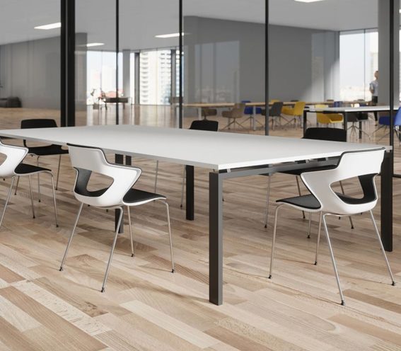 Salle de réunion avec une grande table par Global Concept