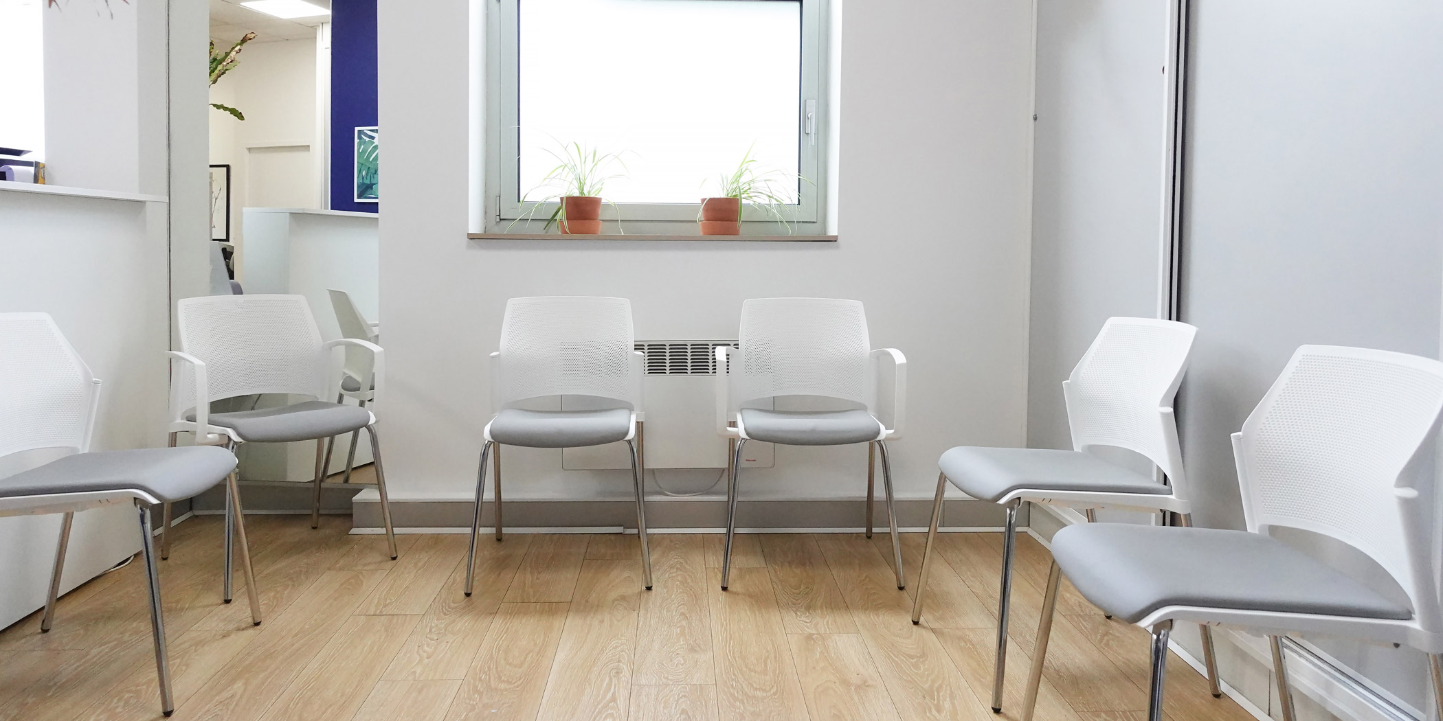 Salle d'attente - chaises visiteurs dans un cabinet paramédical à Lyon