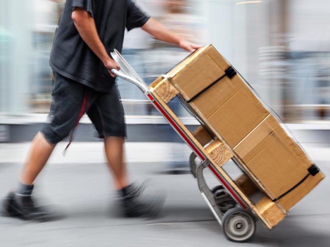 Assurer la livraison de votre mobilier professionnel, une mission du pôle logistique de Global Concept